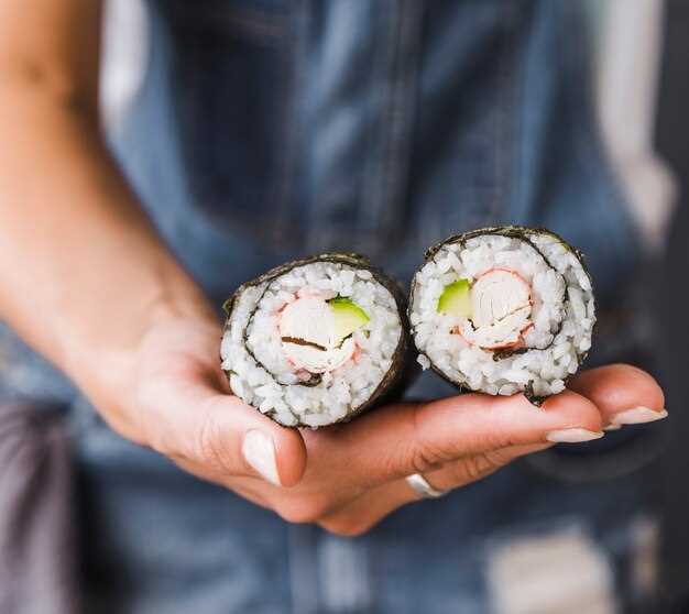 Сашими, одно из самых утонченных блюд японской кухни, представляет собой сырую рыбу или морепродукты, нарезанные тонкими ломтиками. Это блюдо пользуется популярностью не только в Японии, но и во всем мире благодаря своему изысканному вкусу и простой, но элегантной подаче. Несмотря на кажущуюся простоту, за сашими стоит богатая история и множество традиций, которые формировались веками.